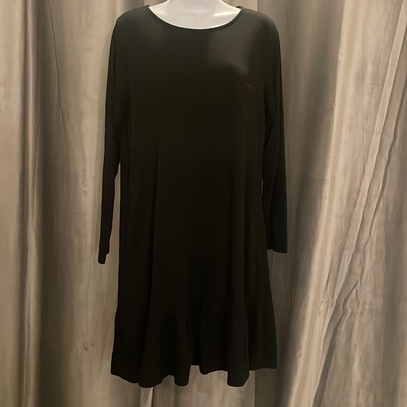 Bundle of three Womens t-shirt dresses. 2 are size medium & 1 is size large. - Picture 7 of 10